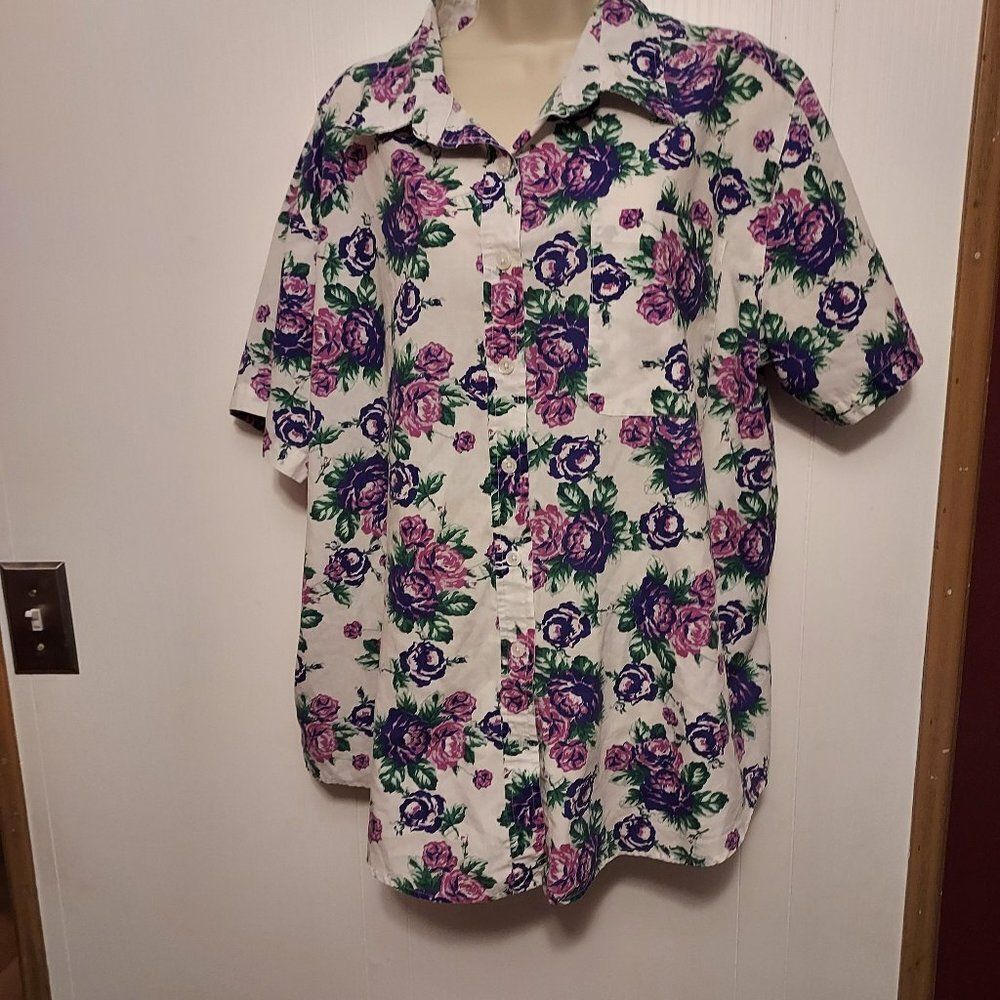 Floral women's shirt Excellent cond 26 in arm pit to arm pit  length 30in